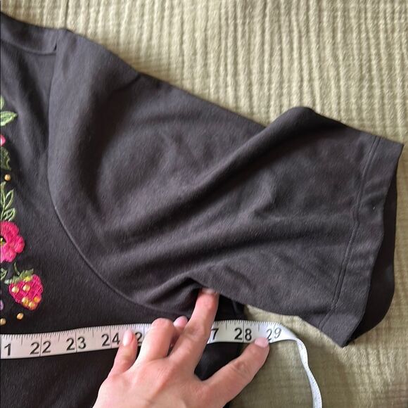 Quacker Factory Floral Embroidered Black Top - Picture 6 of 7